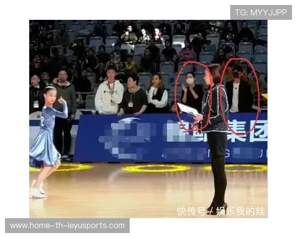 姆巴佩赛后帮助伤员上台领奖，绅士气质圈粉